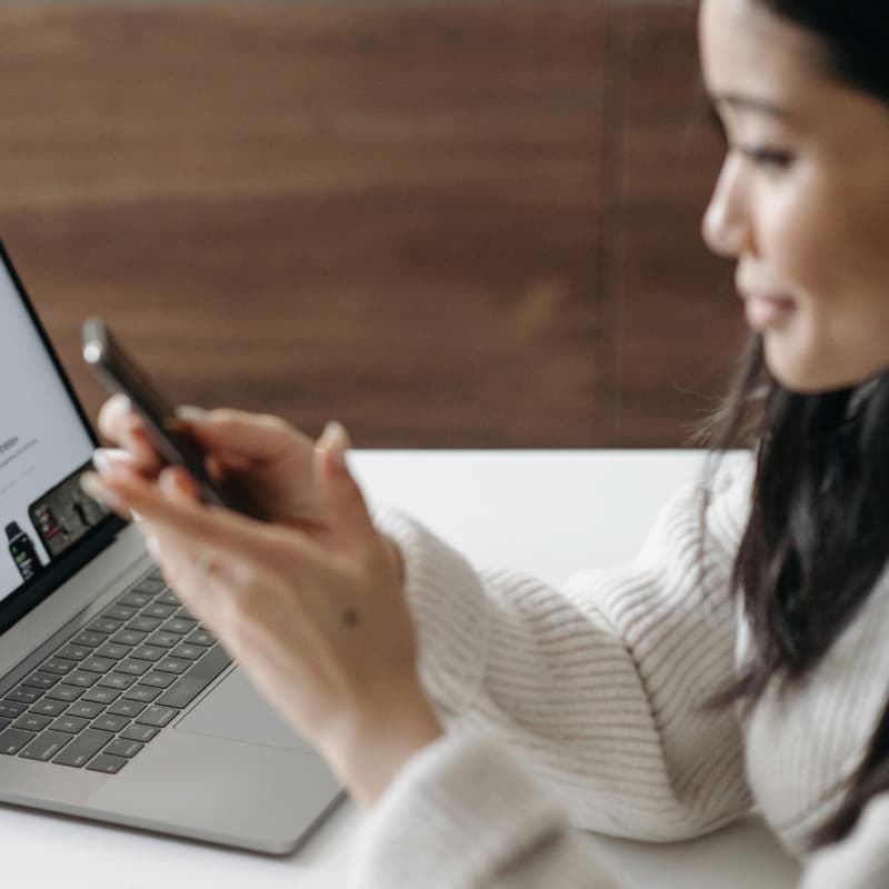 Personne de profil sur son téléphone Personne de profil sur son téléphone